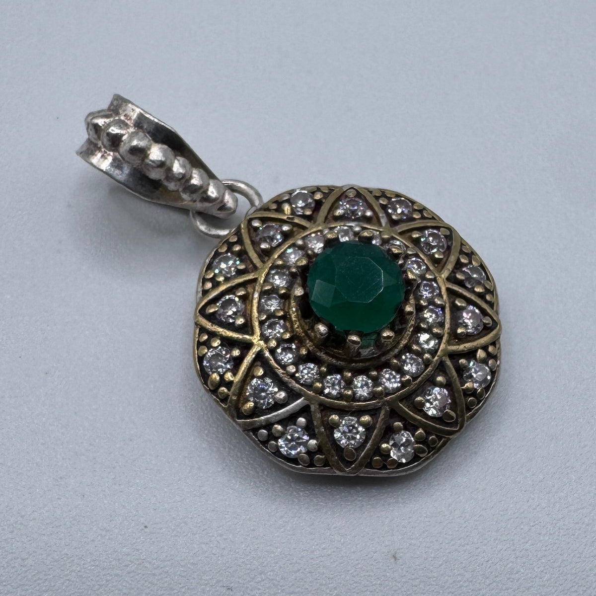 Superbe Pendentif en métal argenté et pierre