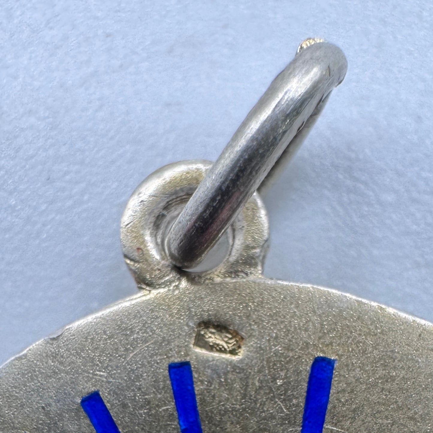 Pendentif ancien porte bonheur « Juillet * santé » en argent vermeil
