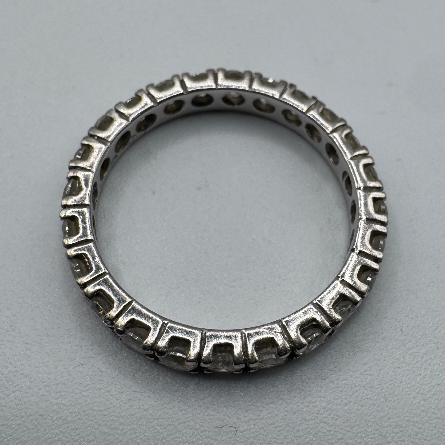 Jolie bague alliance en argent et brillants