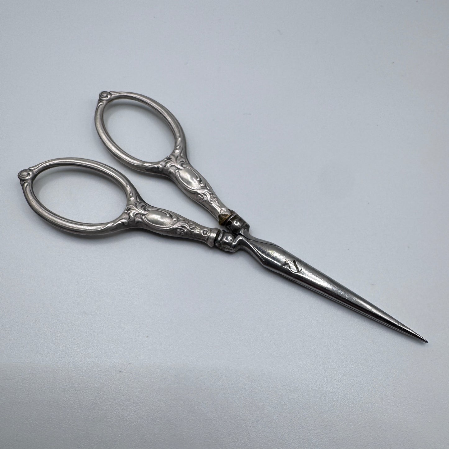 Ciseaux de couture anciens - argent massif fourré