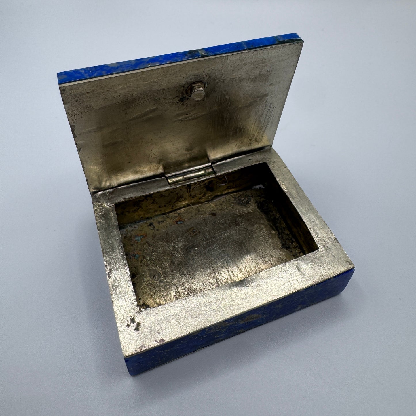 boîte ancienne en métal et lapis-lazuli