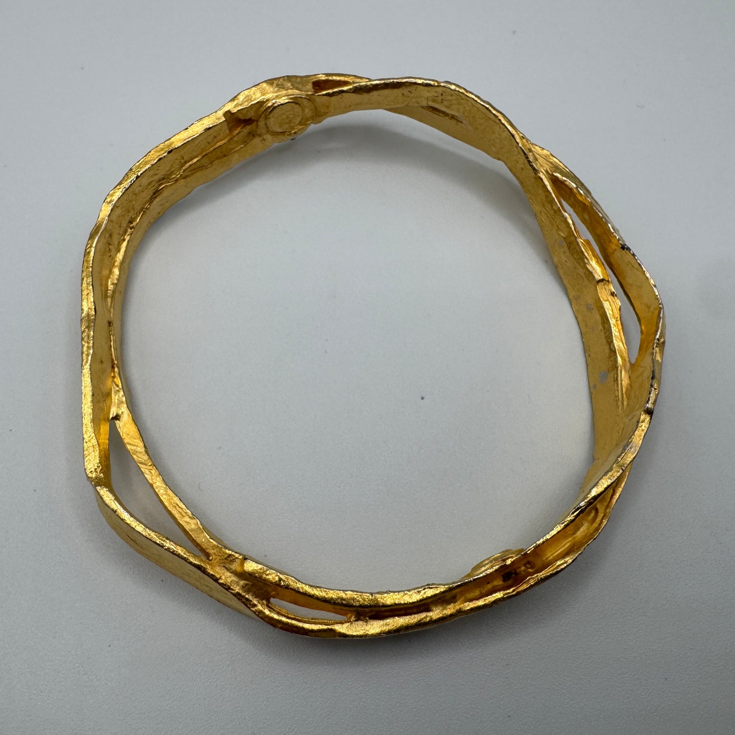 Bracelet signé INNE - jonc  en métal doré vintage-  création EDOUARD RAMBAUD