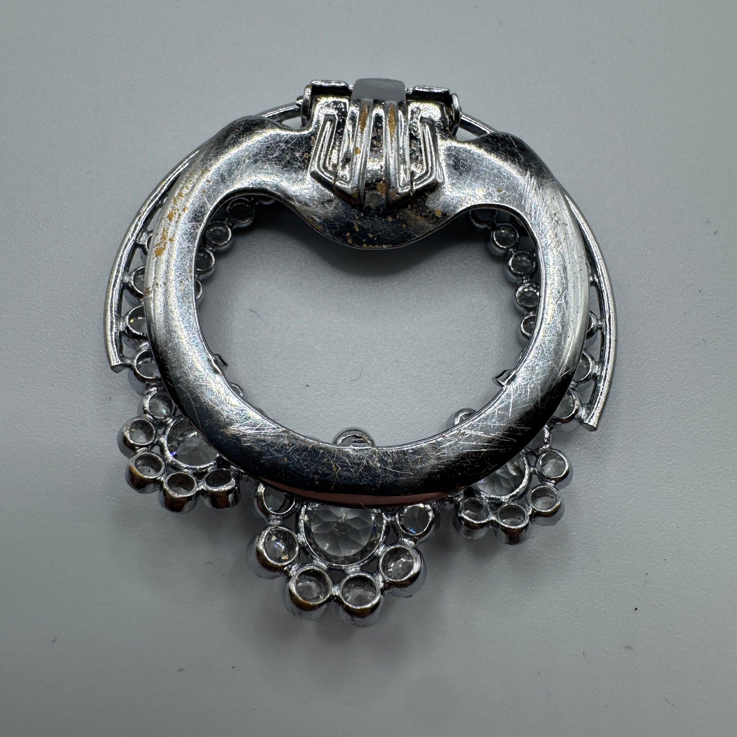 Broche ancienne pince à foulard en métal chromé et verroterie