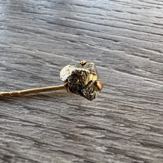 Épingle à cravate ancienne « Pyrite de fer »