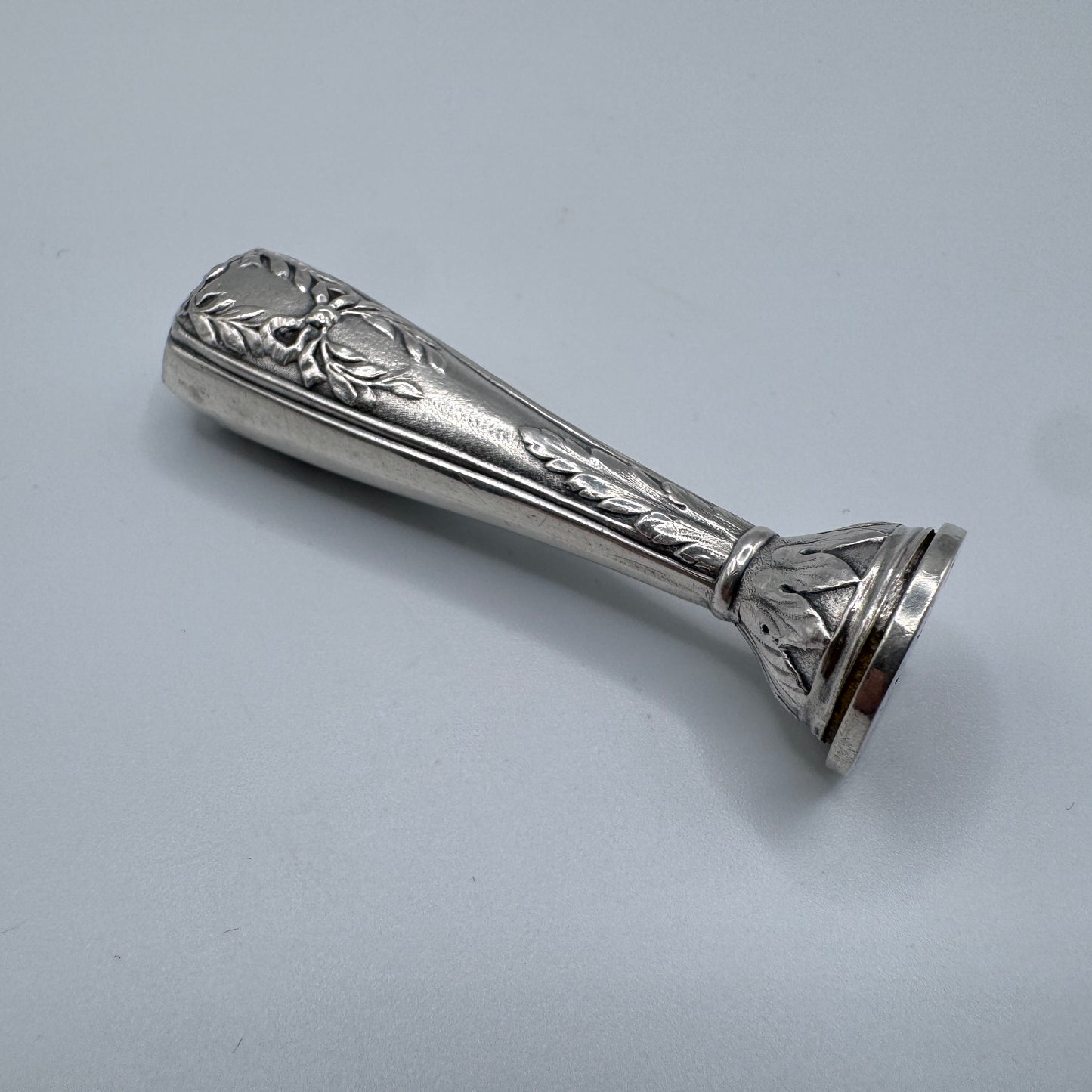 Cachet Sceau ancien ancien en Argent - « décor aux noeuds »