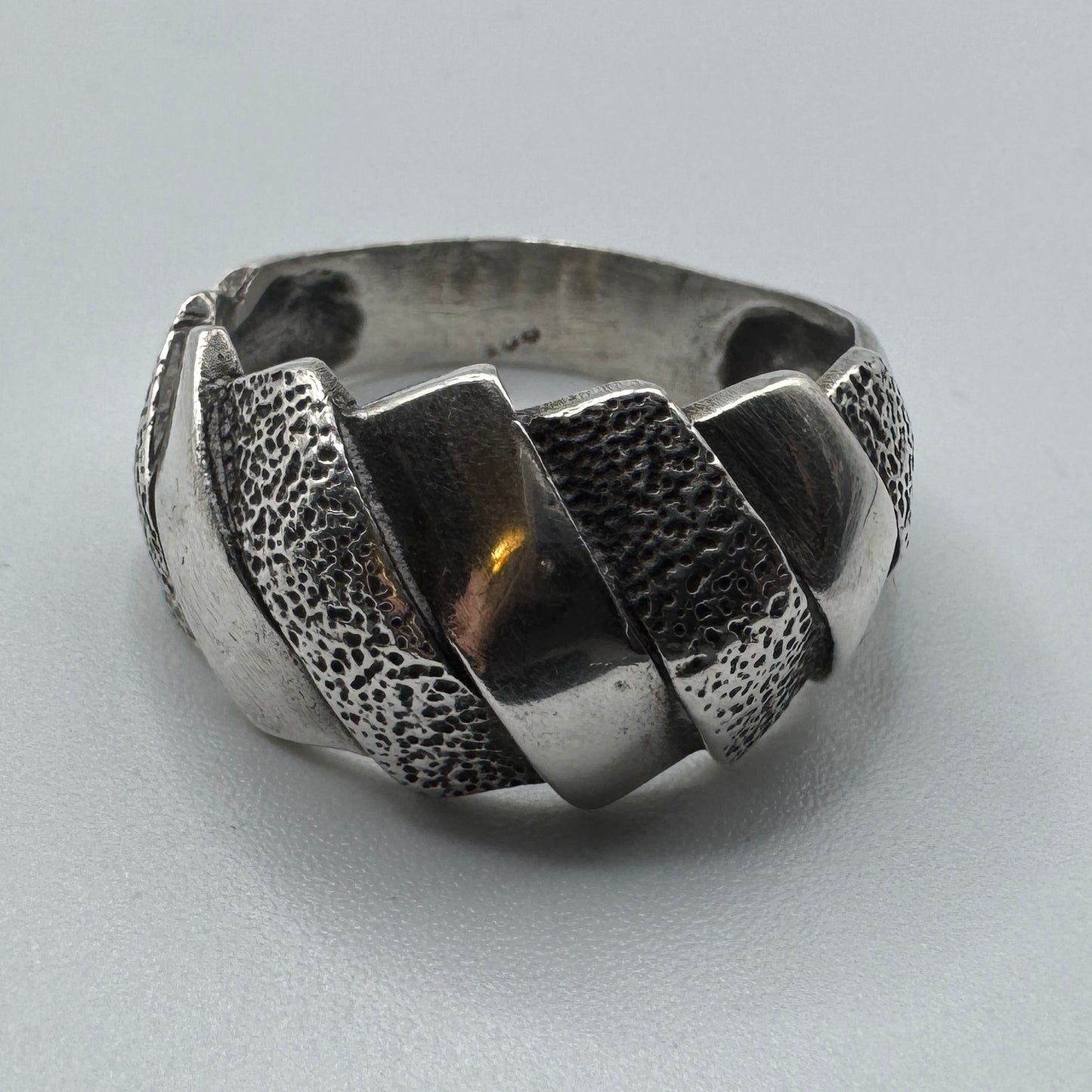 Bague en argent motif moderniste