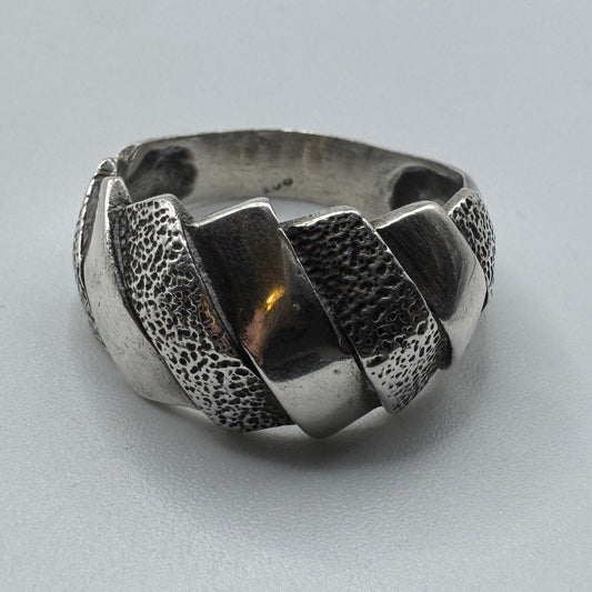 Bague en argent motif moderniste
