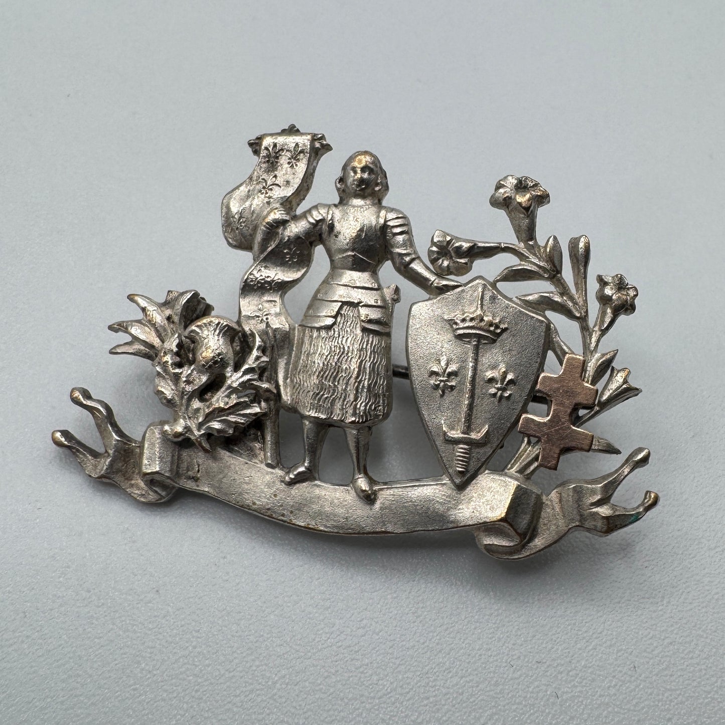 Broche ancienne Jeanne D’Arc  - métal argenté