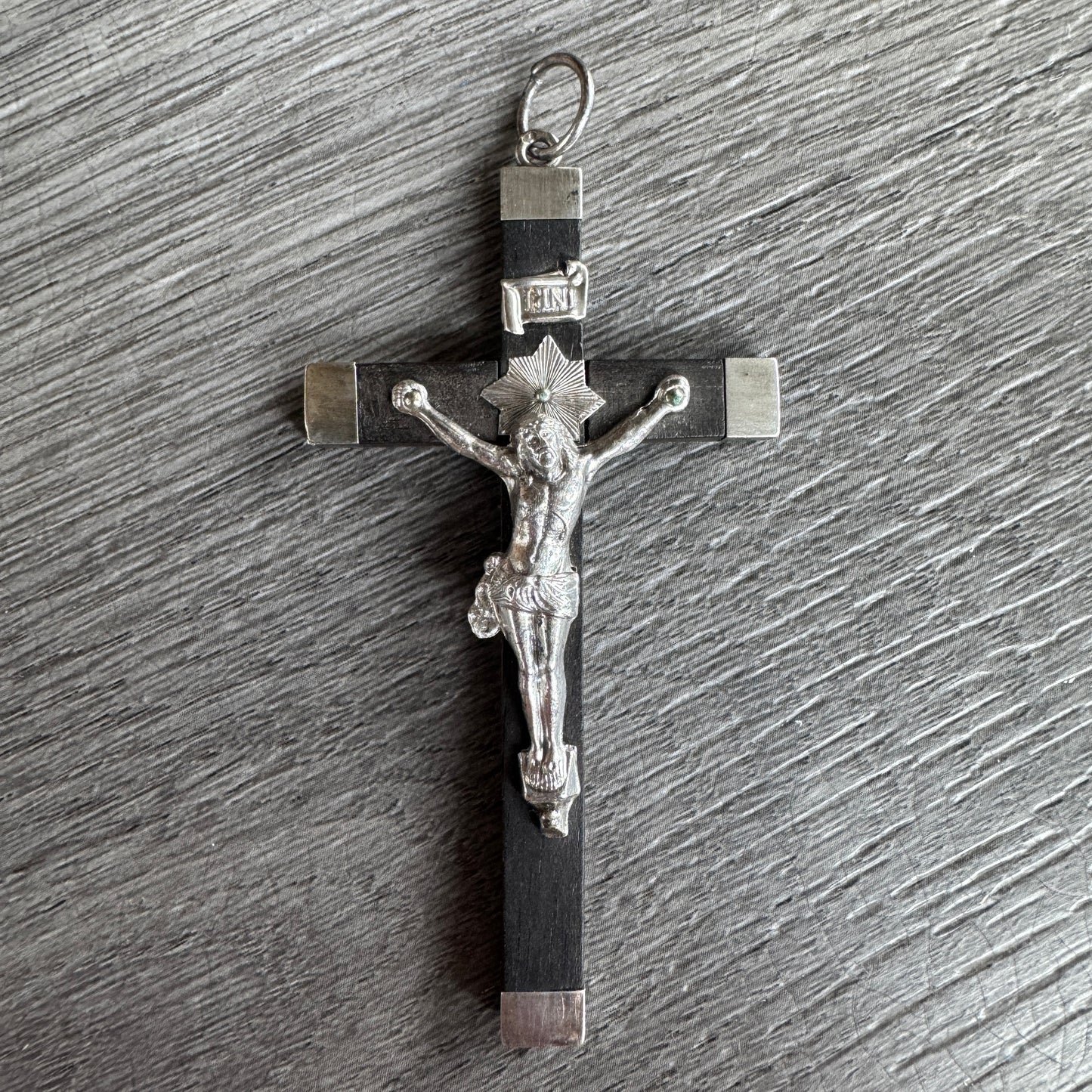 Crucifix ancien en Bois noirci et argent massif