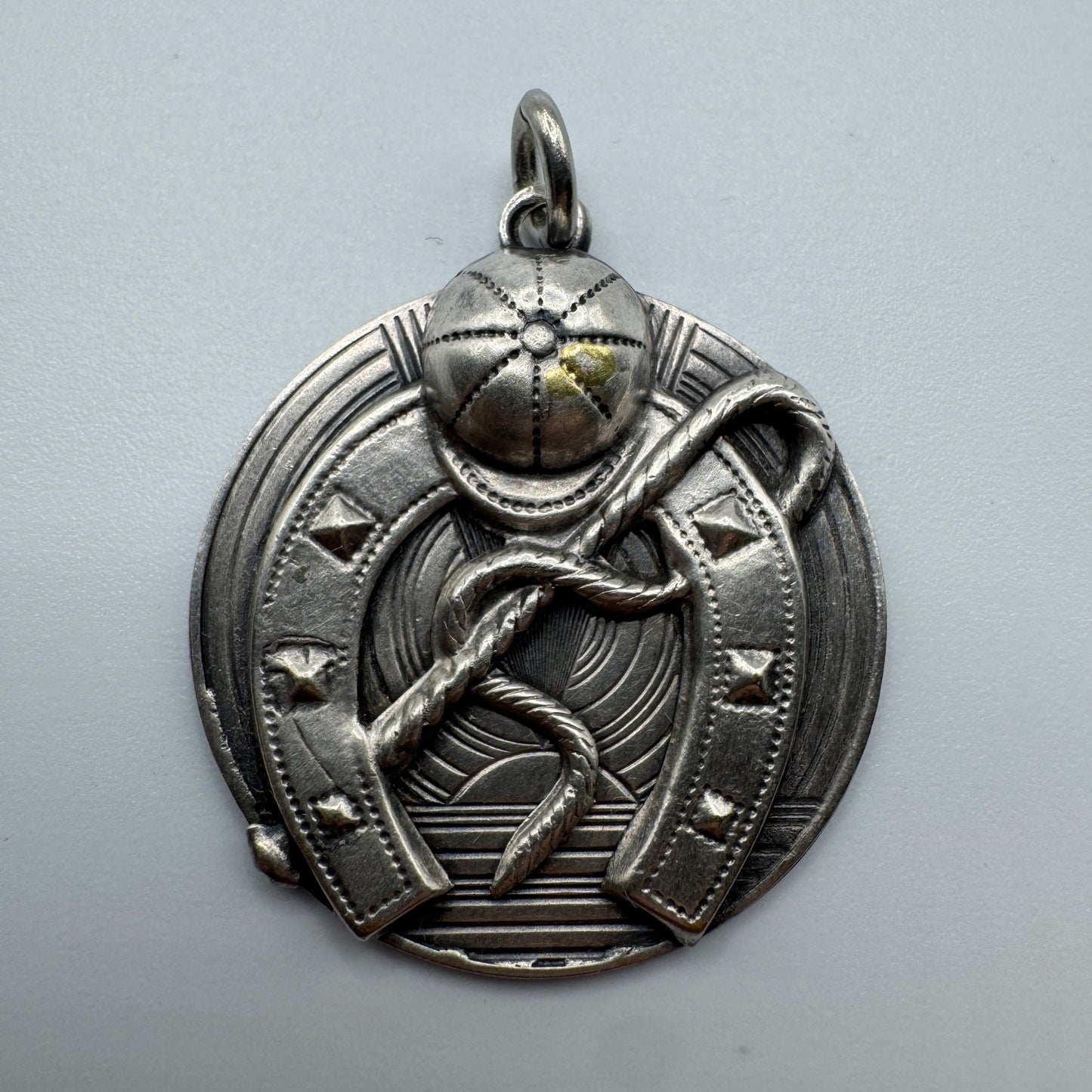 Pendentif ancien porte bonheur « fer à cheval » en métal argenté
