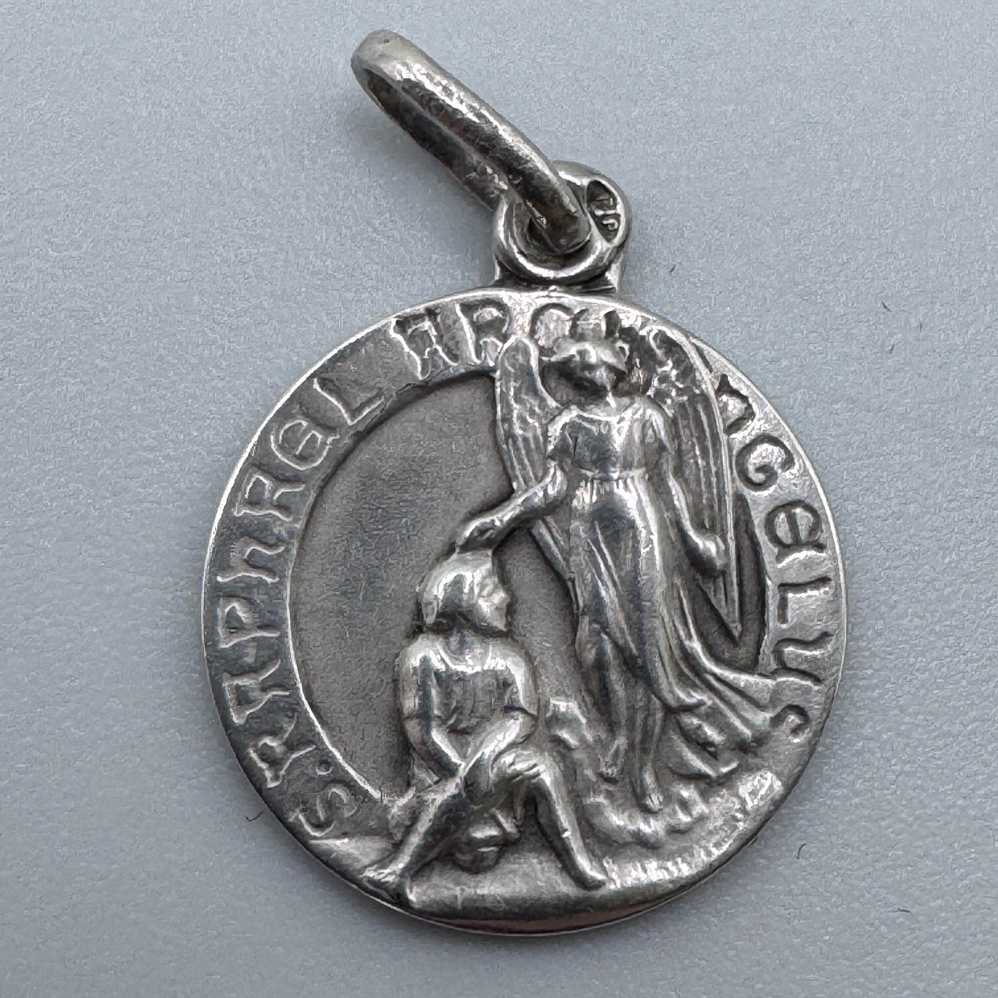 Medaille religieuse ancienne en argent « archange Saint Raphaël »