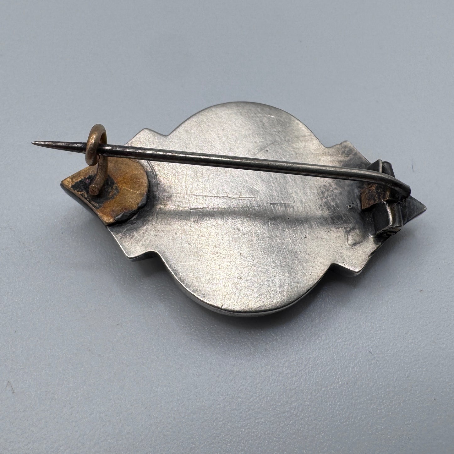 Broche ancienne en argent et pierres polies
