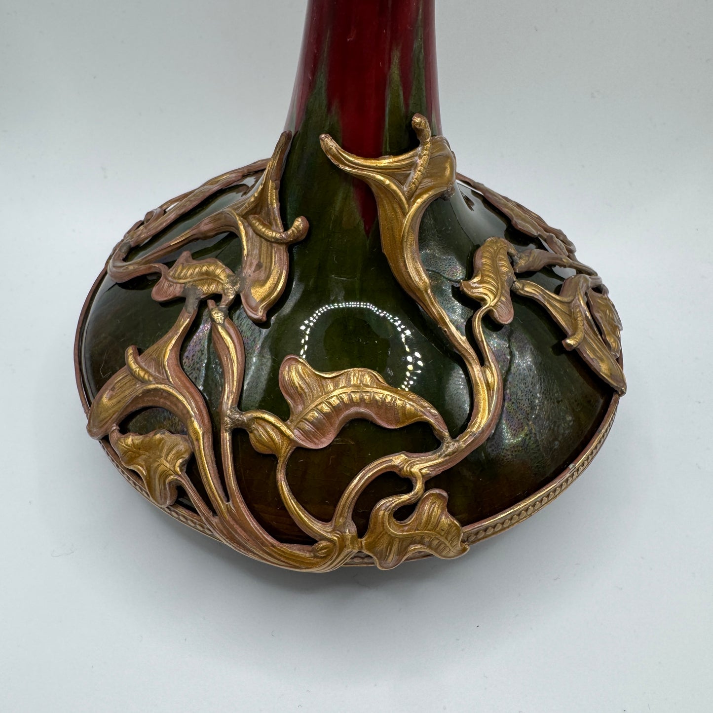 Joli soliflore Art Nouveau - céramique vernissée et bronze