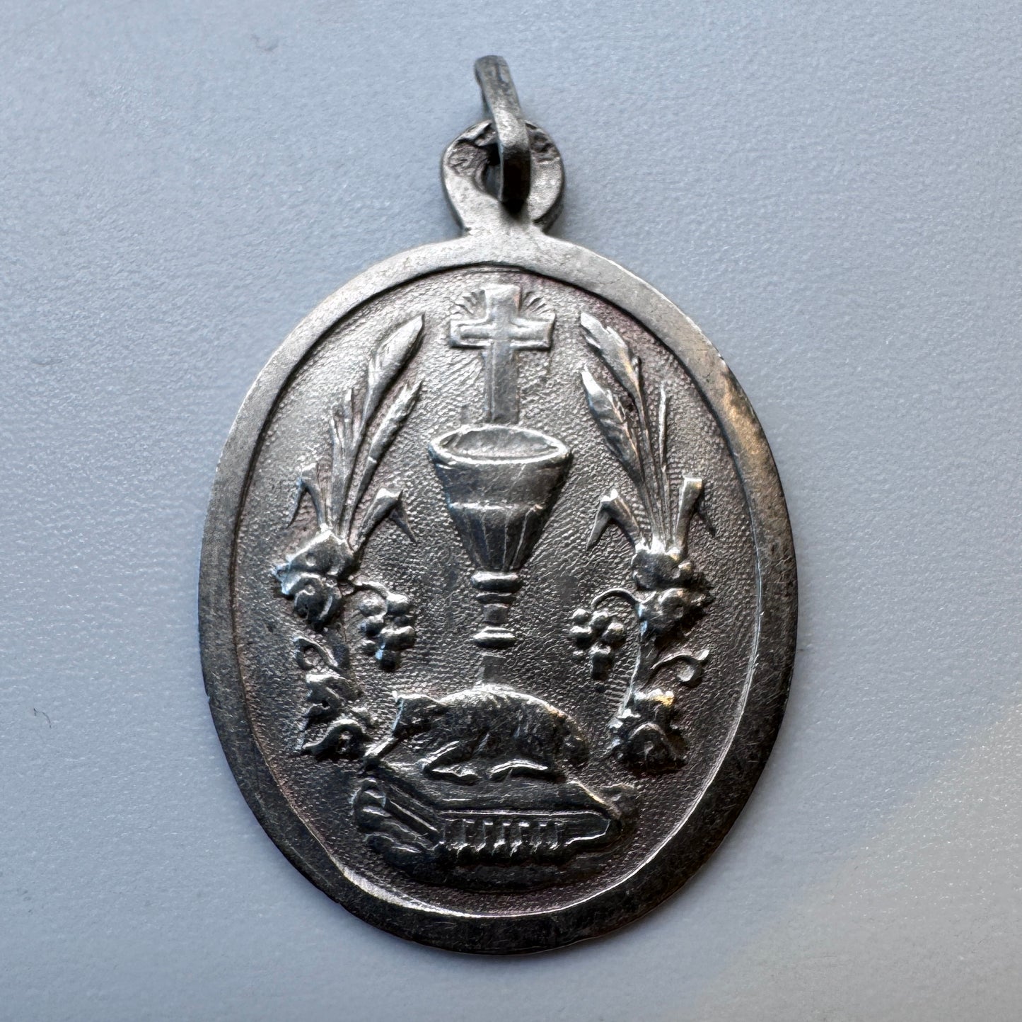 Médaille religieuse ancienne en argent « calice »