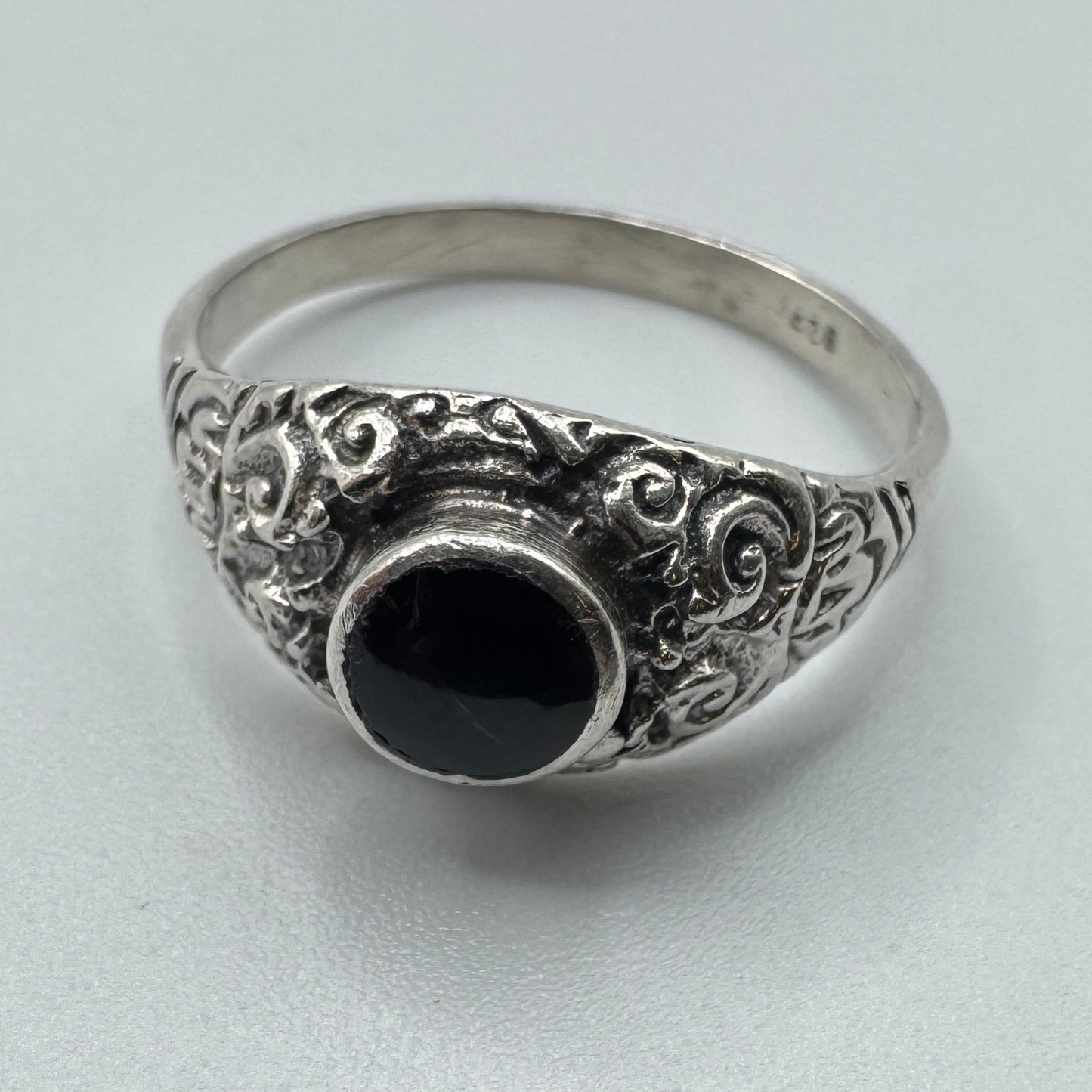 Jolie Bague en argent et pierre noire