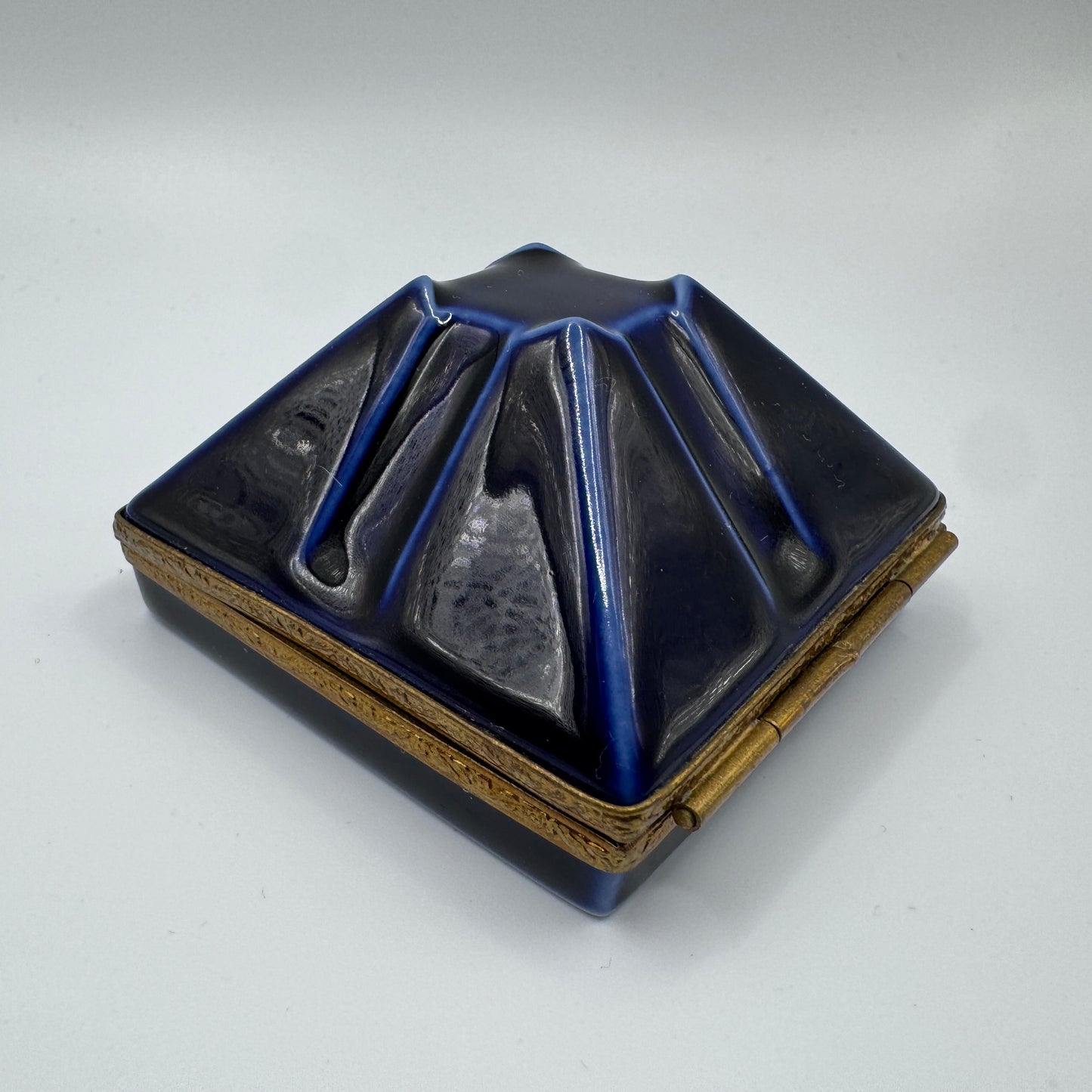 Boîte à Pilules en Porcelaine - forme pyramidale