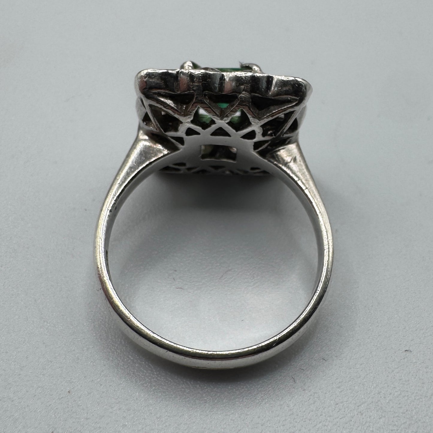 Jolie bague en argent et émeraude