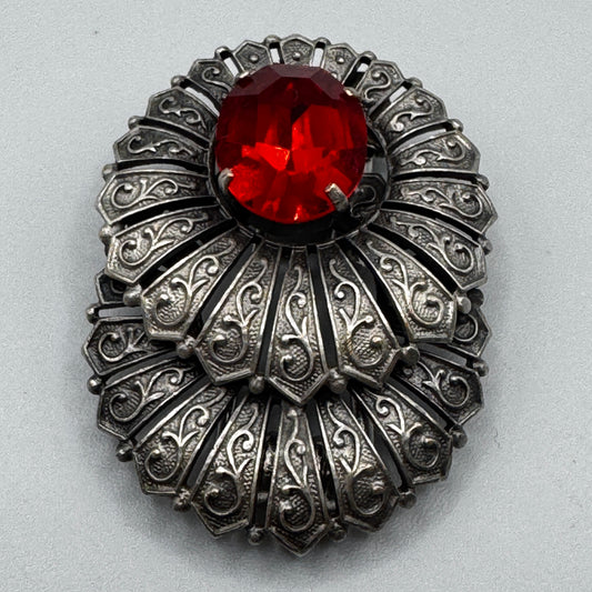 Broche ancienne pince à foulard en métal argente et verroterie