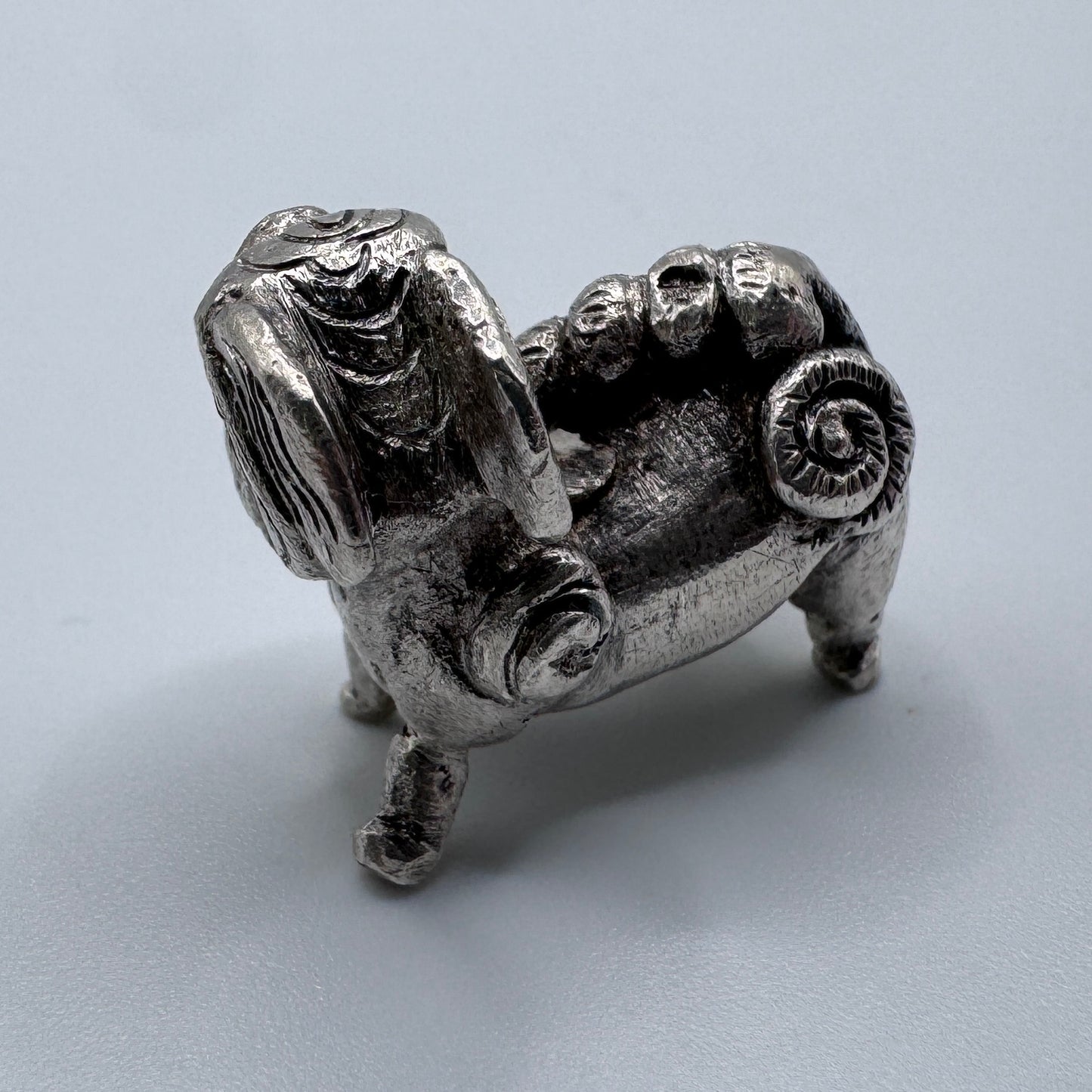 Petite Sculpture Chinoise en argent massif  « chien de Fô »
