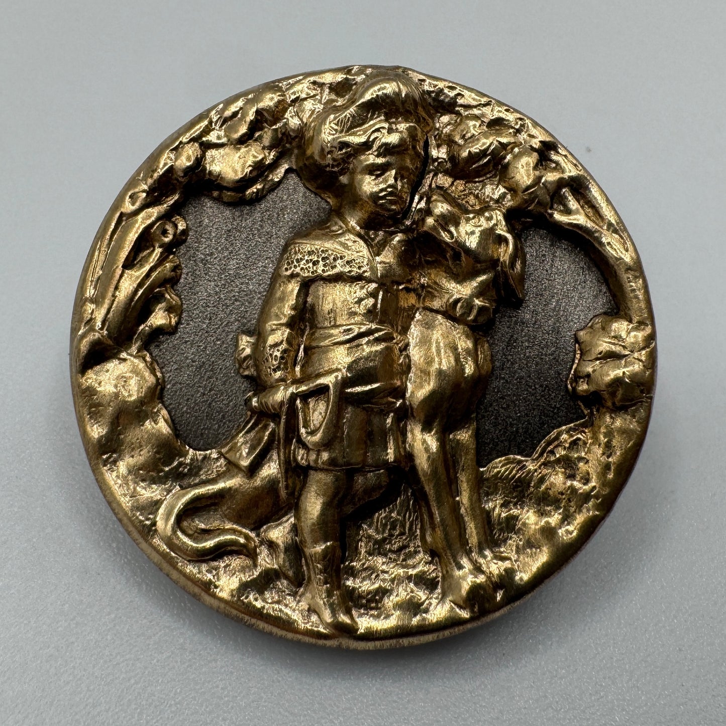 Bouton ancien en bronze « enfant et son chien » - époque 1900