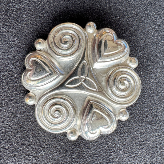 Broche bretonne ancienne KELT en métal argenté - « triskèle »