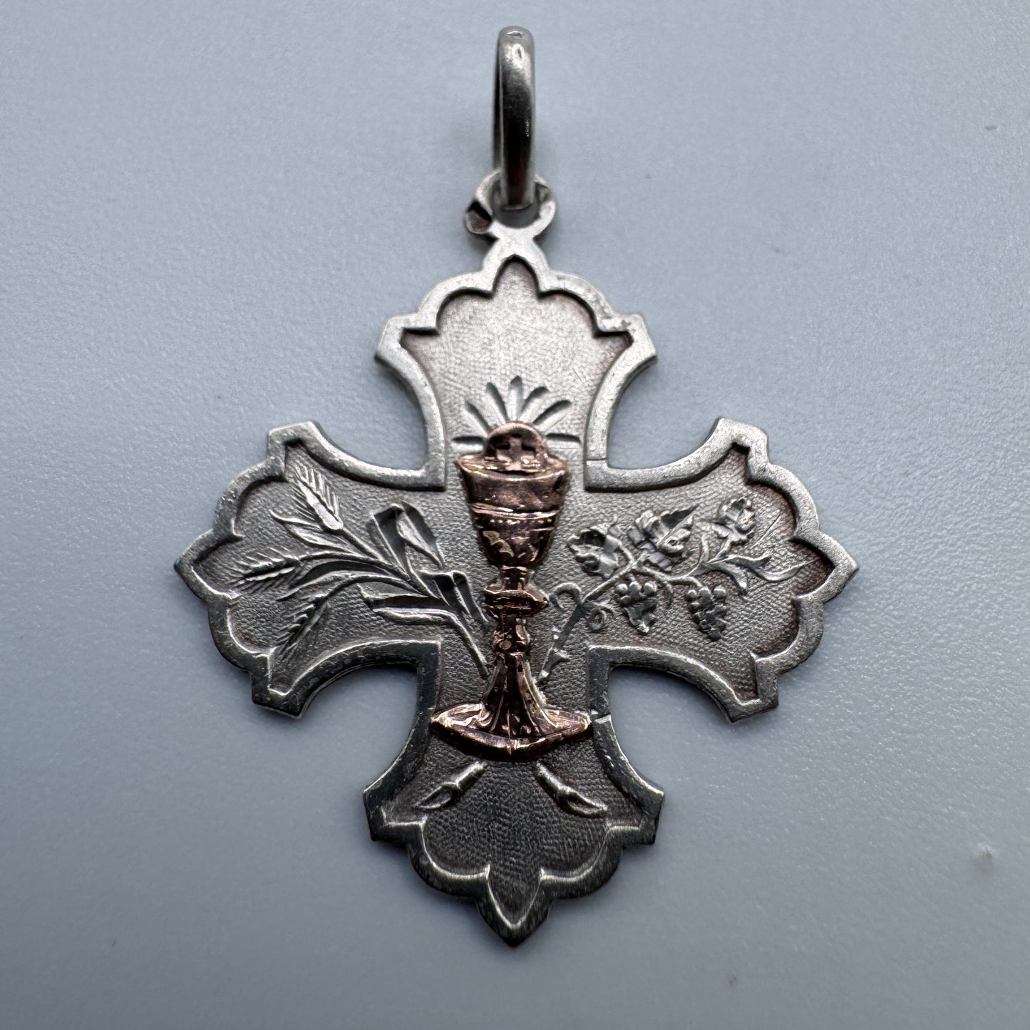 Médaille religieuse ancienne en argent et or « calice »