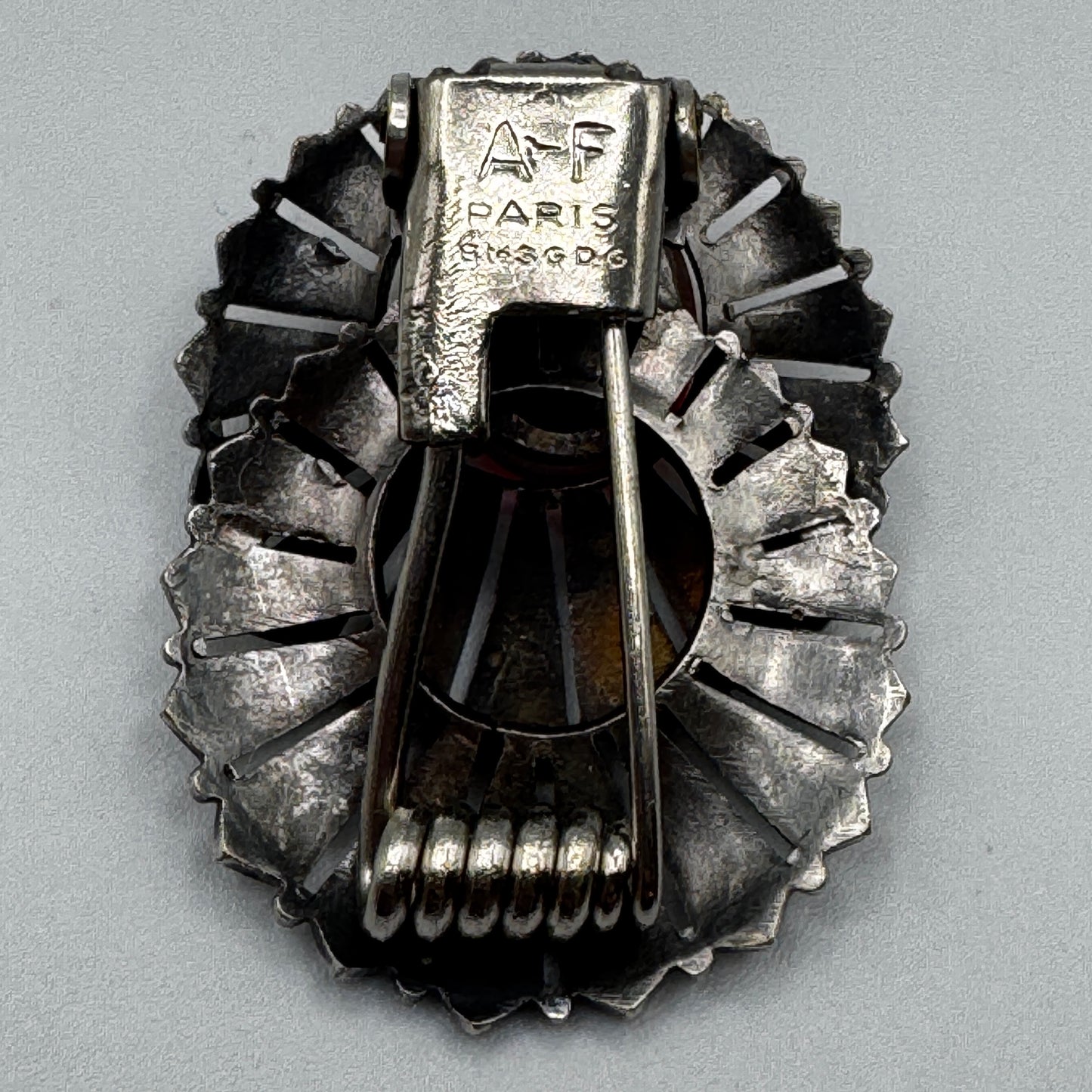 Broche ancienne pince à foulard en métal argente et verroterie