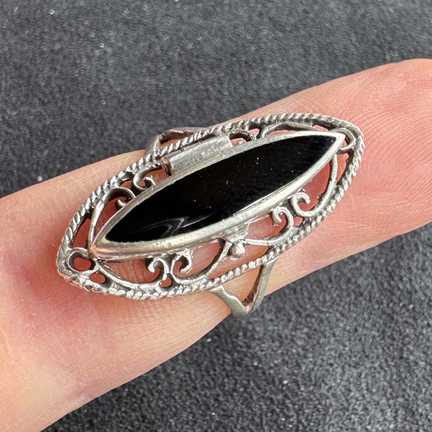 Bague ancienne en argent - dite « à poison »