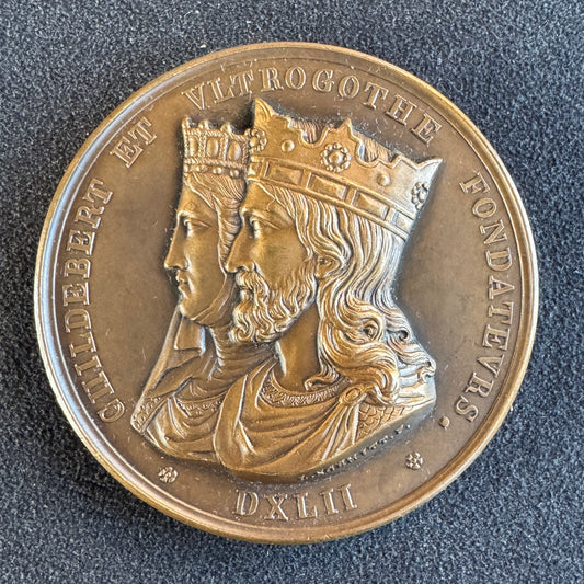 Medaille ancienne en bronze - « roi et reine des Francs » - hospices de Lyon