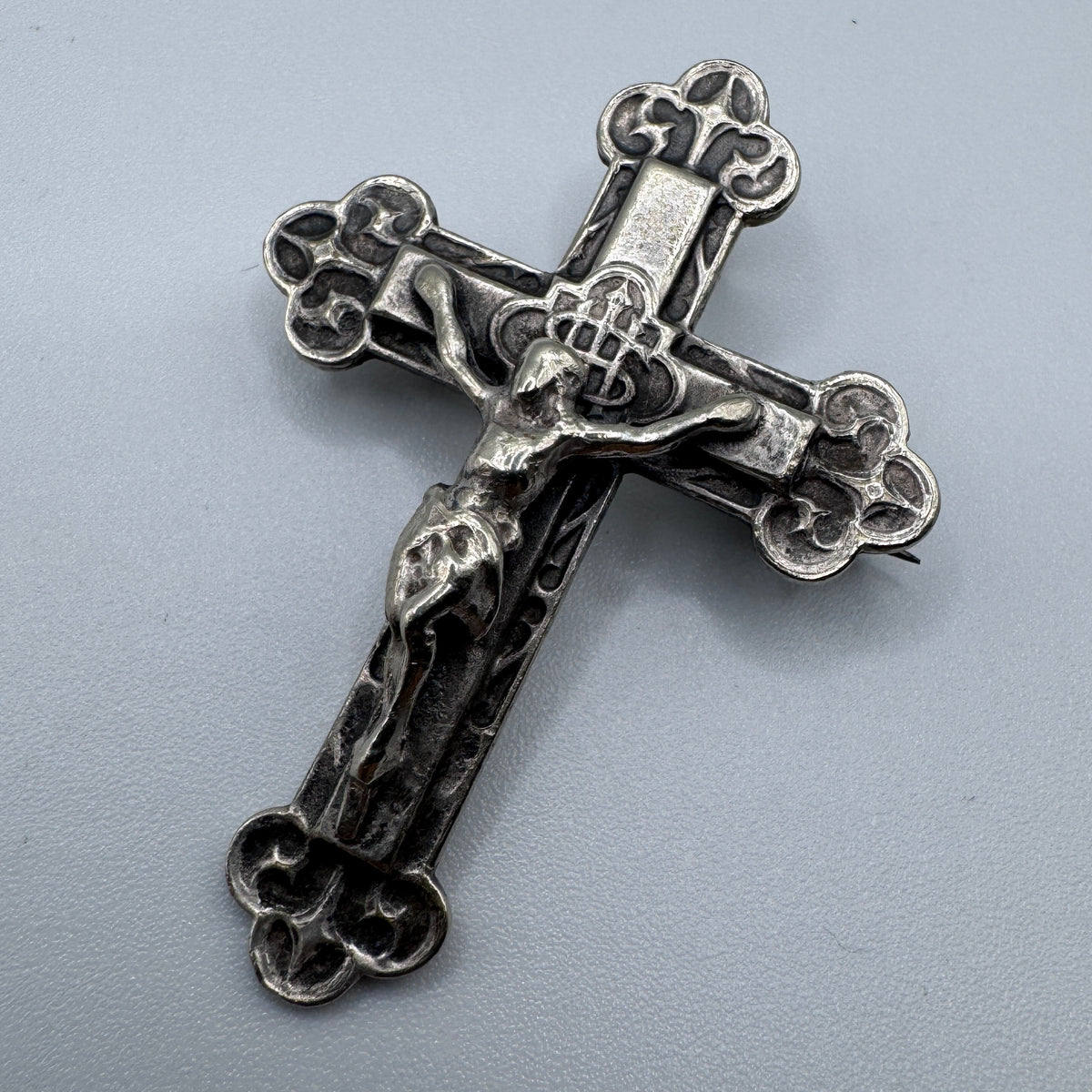 Broche Ancienne « crucifix » - métal argenté