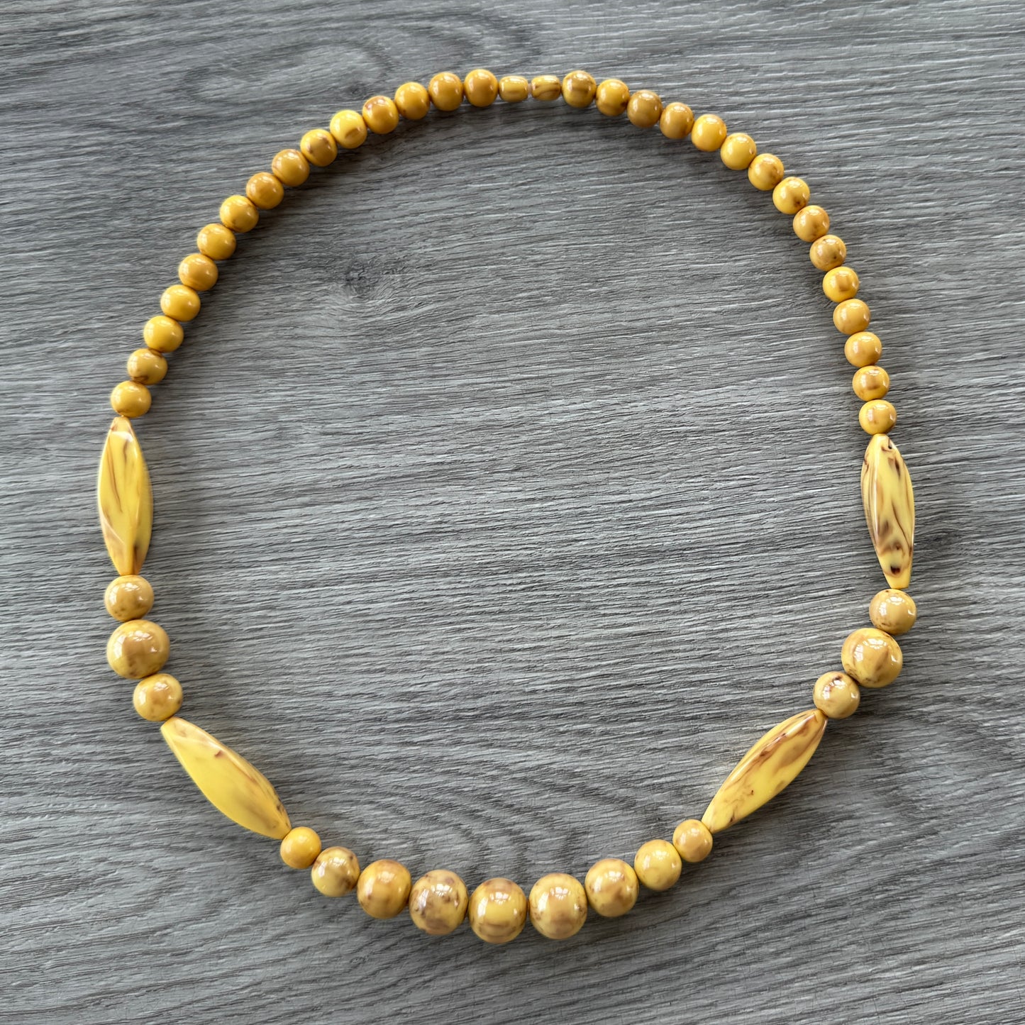 Collier vintage en Bakélite moutarde