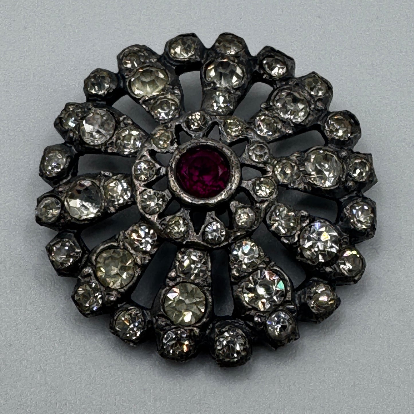 Bouton ancien vers 1900 - métal argenté et verroterie