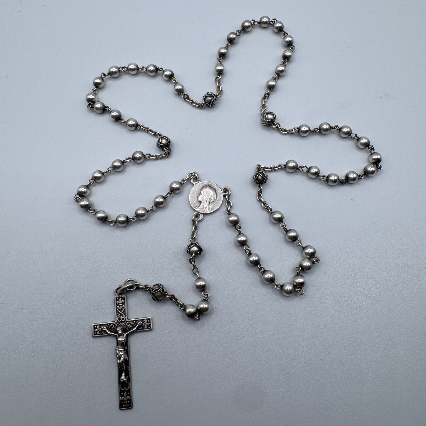 Chapelet ancien  entièrement en argent « fleur de Lys »