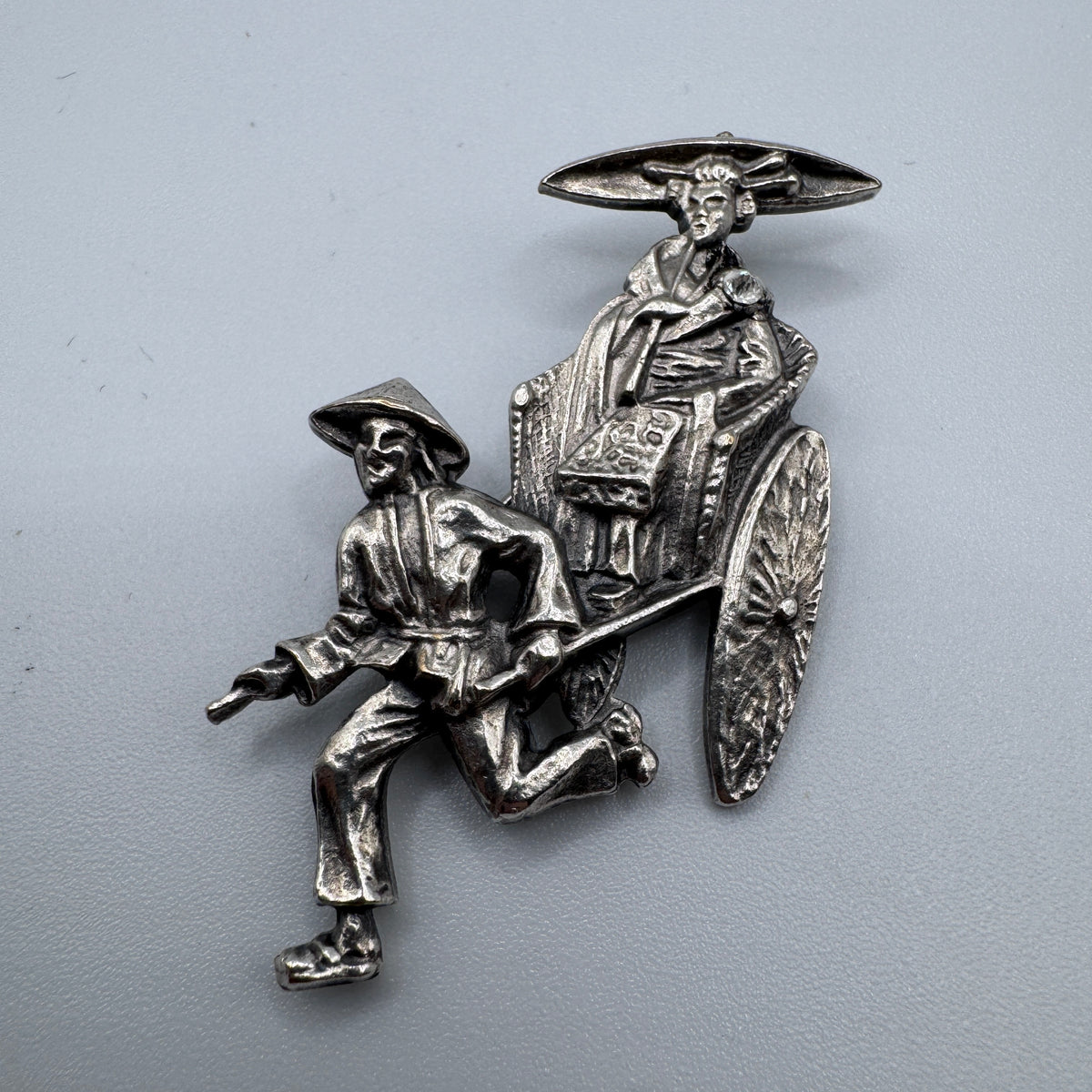 Broche ancienne « Tuk-tuk » métal argenté