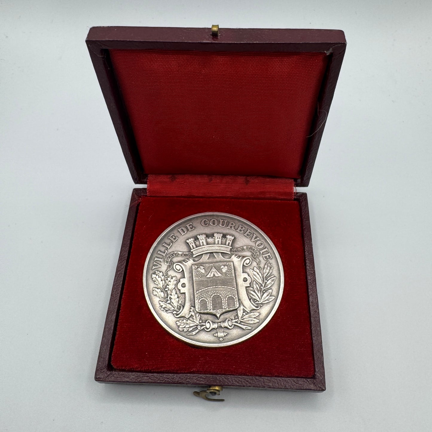 Médaille ancienne en bronze argenté « Ville de Courbevoie »