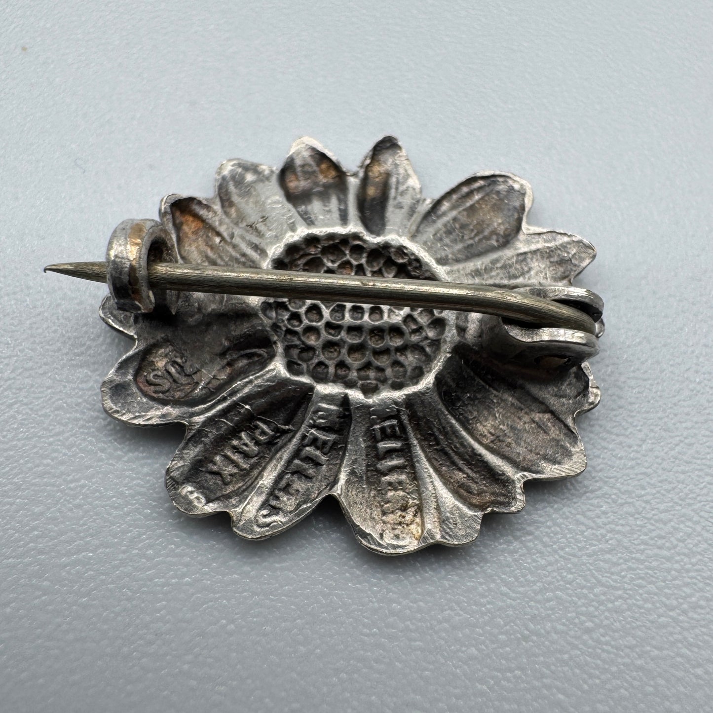 Petite Broche Ancienne Mellerio « Marguerite » - Métal Argenté