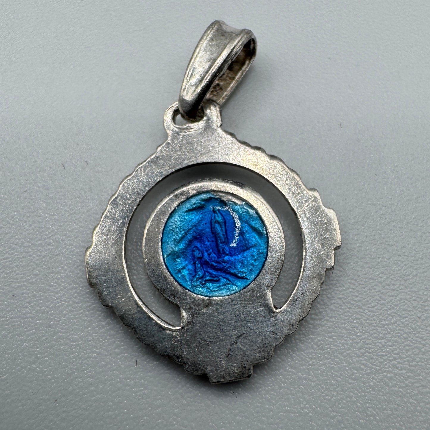 Médaille religieuse ancienne en argent emaillé « Sainte Vierge »