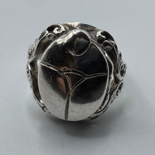 Bague à poison en argent motif scarabée