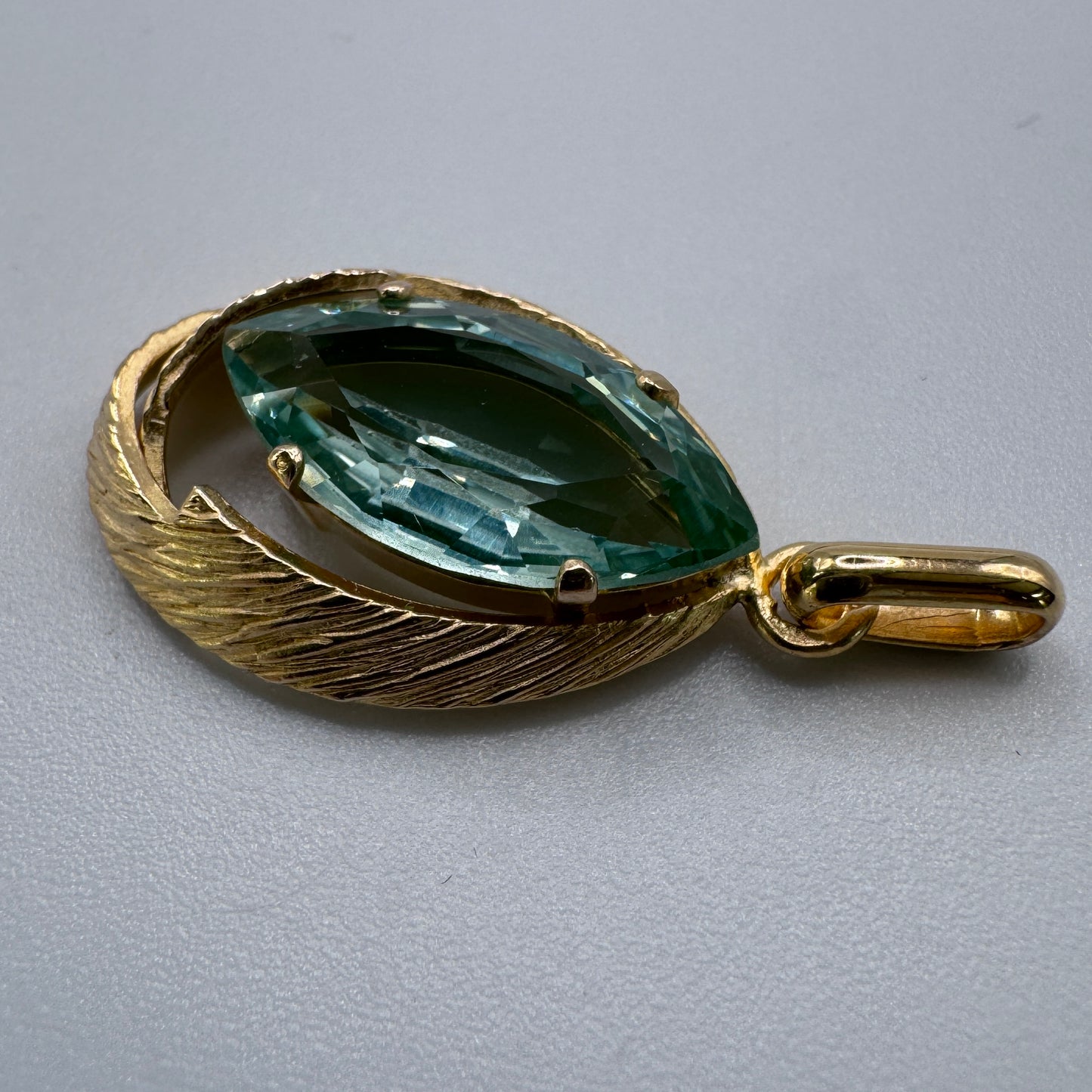 Pendentif ancien en plaqué or et verre taillé - neuf stock ancien bijoutier