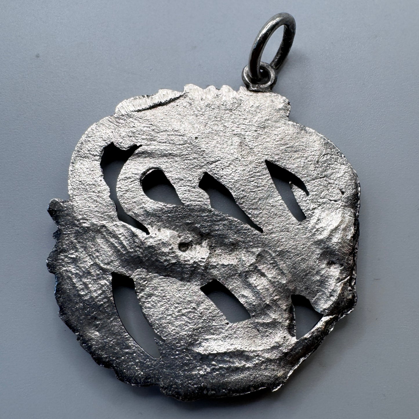 Rare grand Pendentif ancien « paon » - bronze argenté