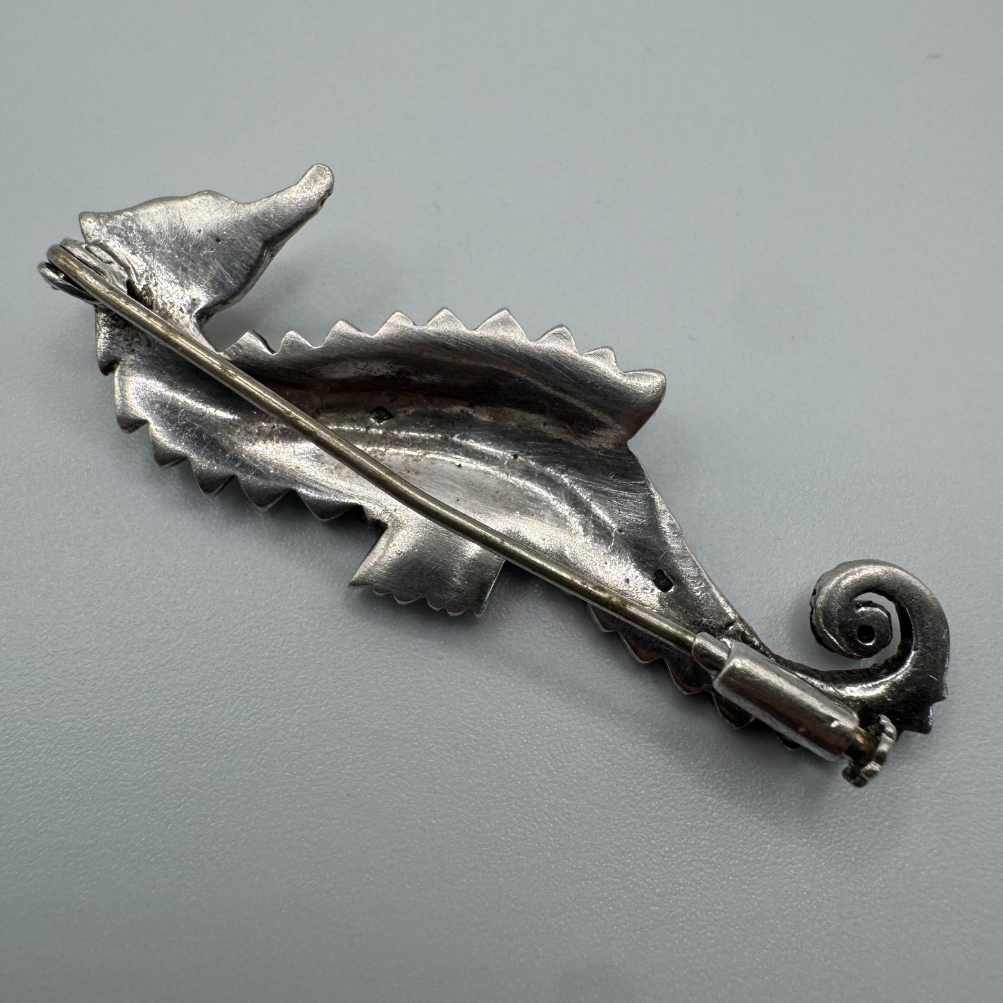 Broche ancienne « hippocampe » argent massif et marcassites