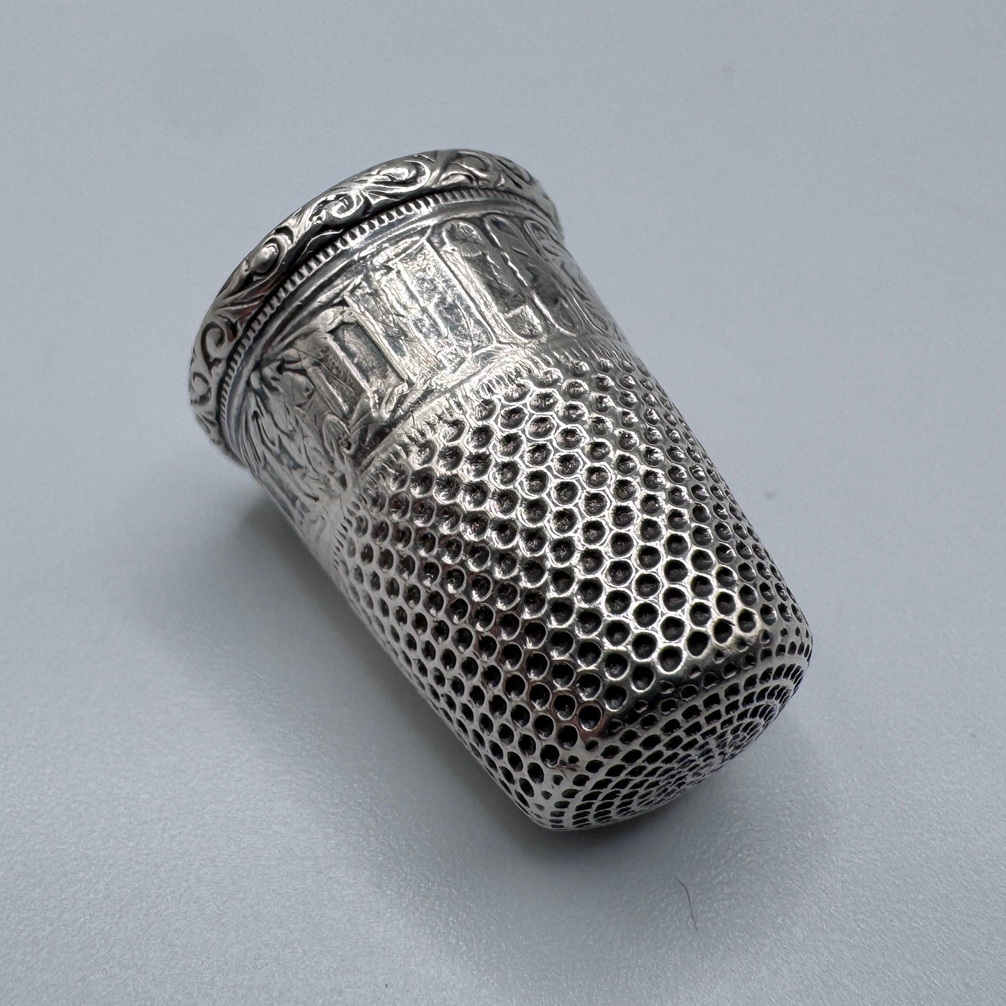Superbe Joli Dé à coudre ancien en argent