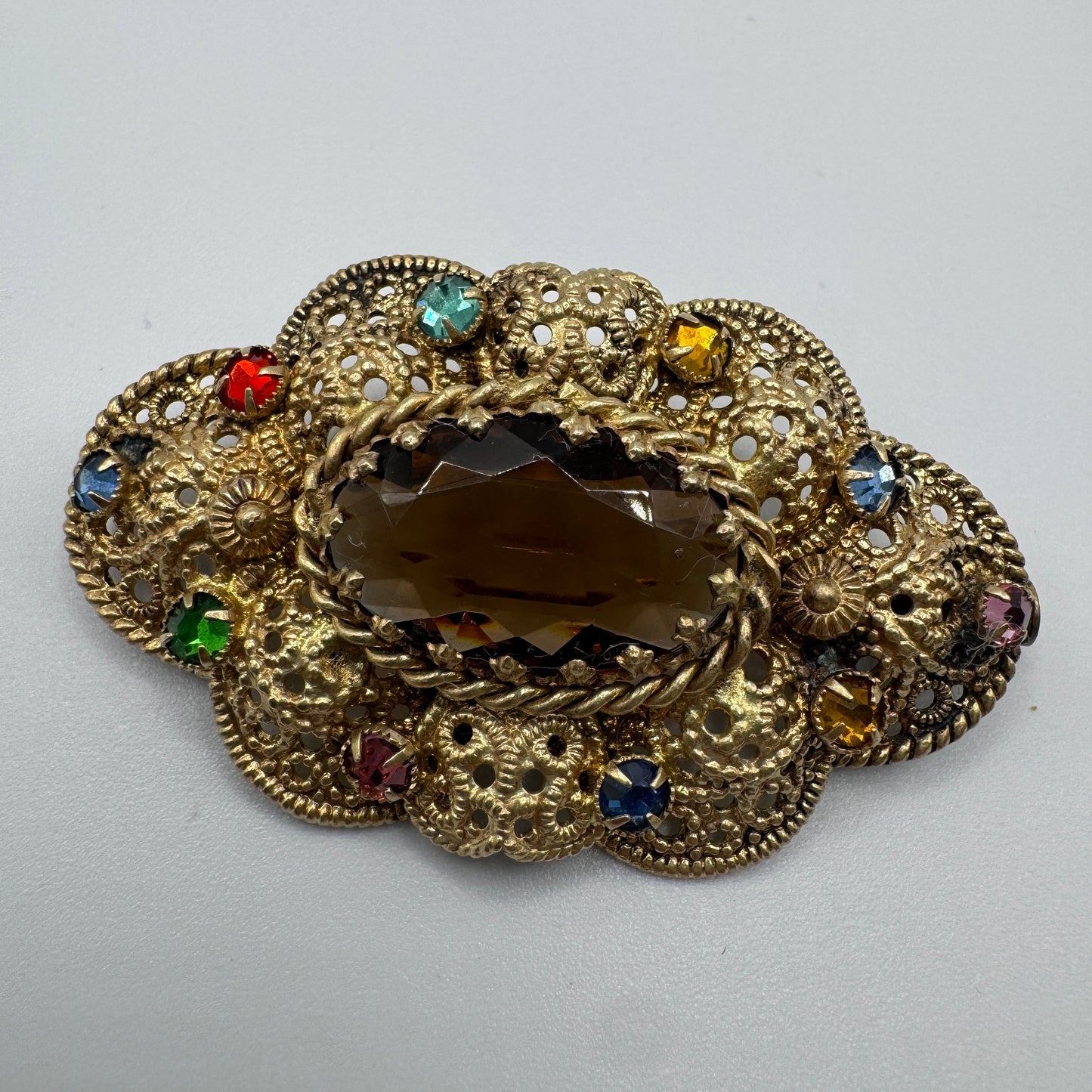 Broche ancienne en laiton et verroterie
