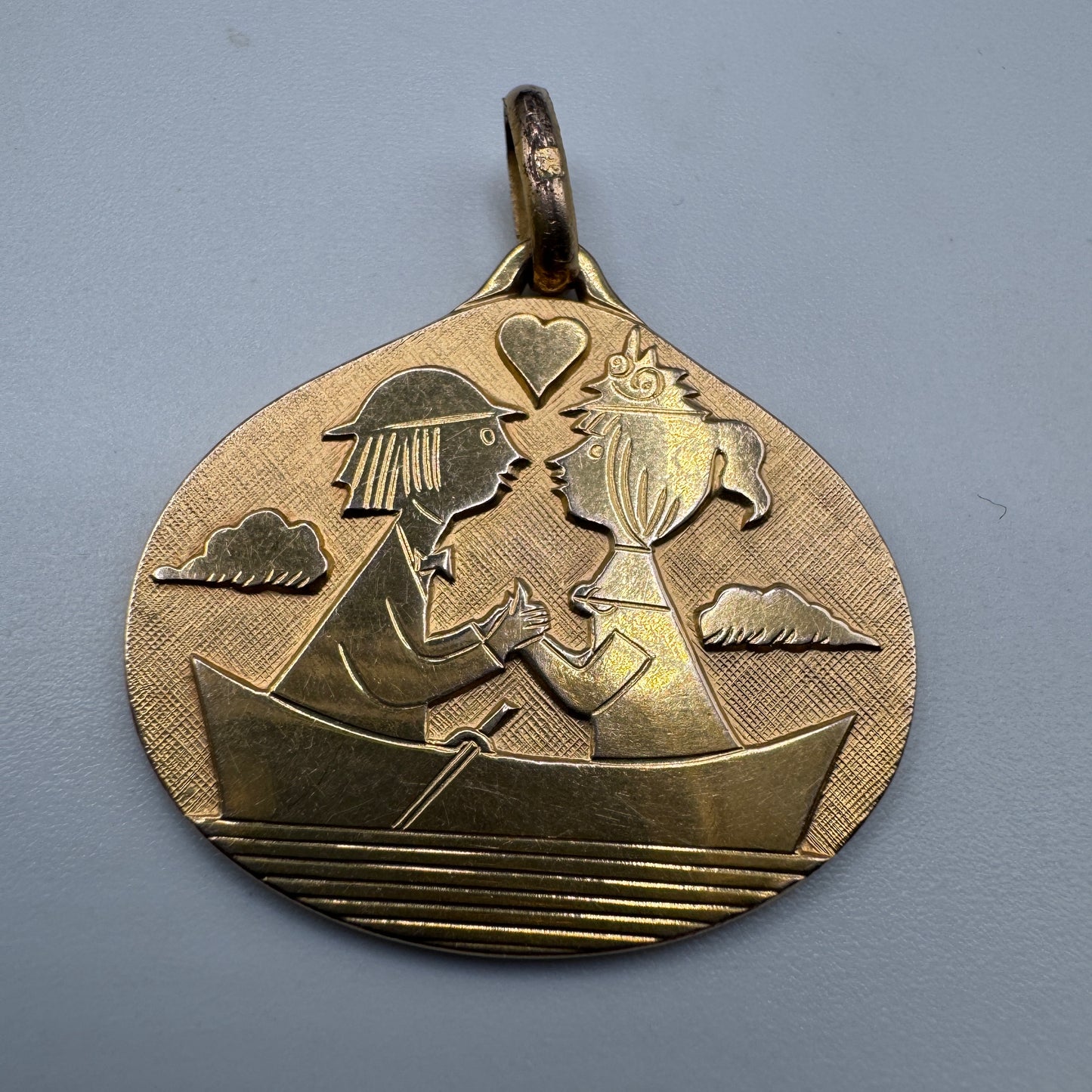 Pendentif ancien en plaqué or - « les Amoureux de Peynet »