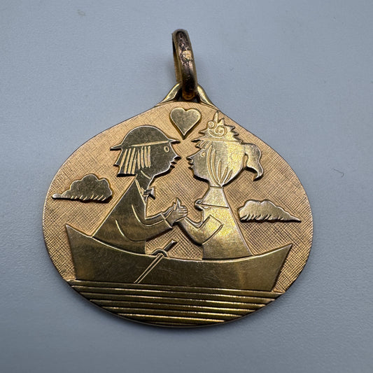 Pendentif ancien en plaqué or - « les Amoureux de Peynet »