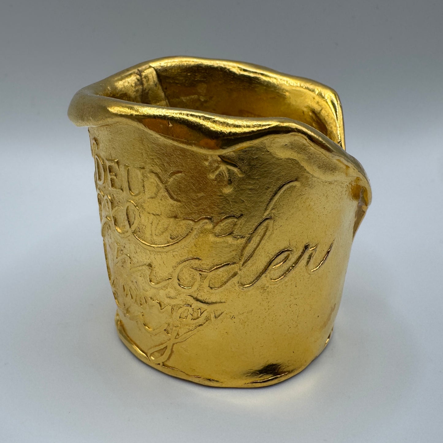 Petit pot artistique Donna Karan - métal doré