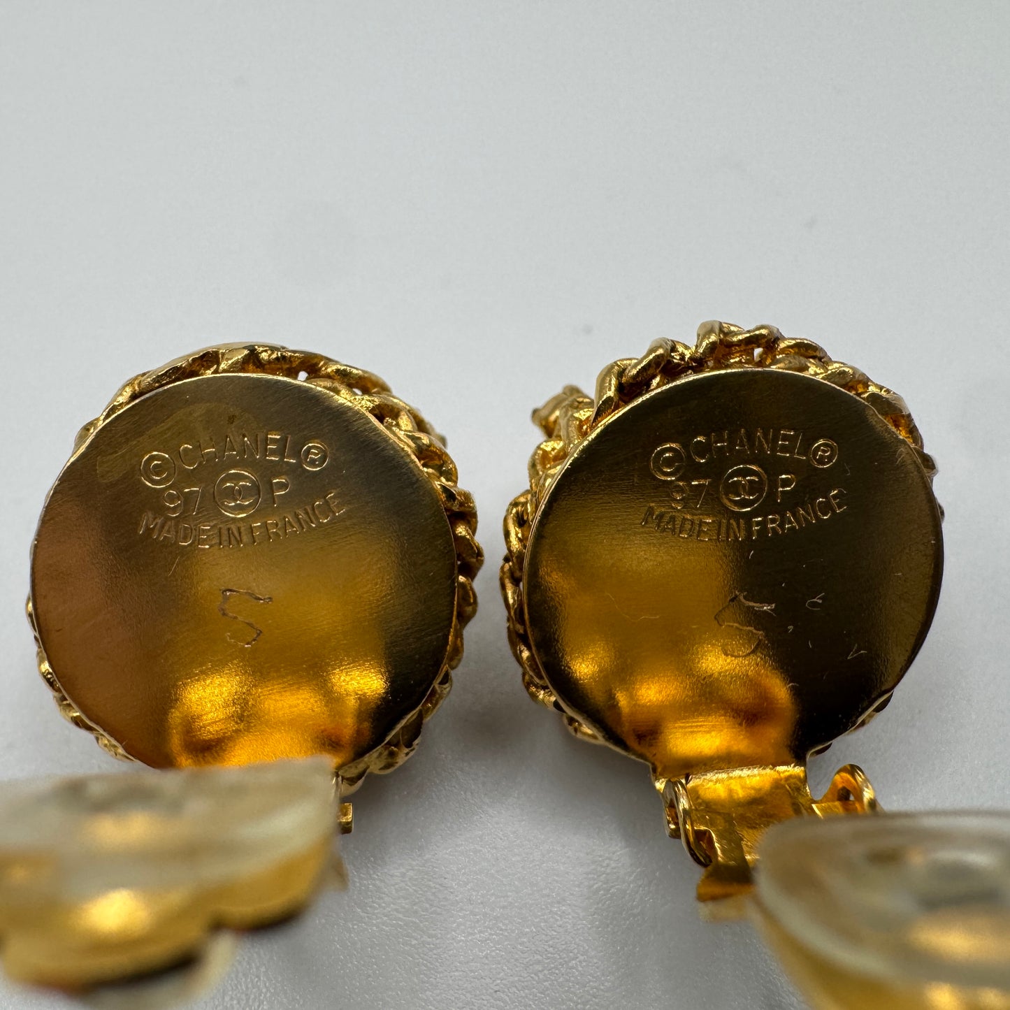 CLIPS D'OREILLES CHANEL vintage - métal doré