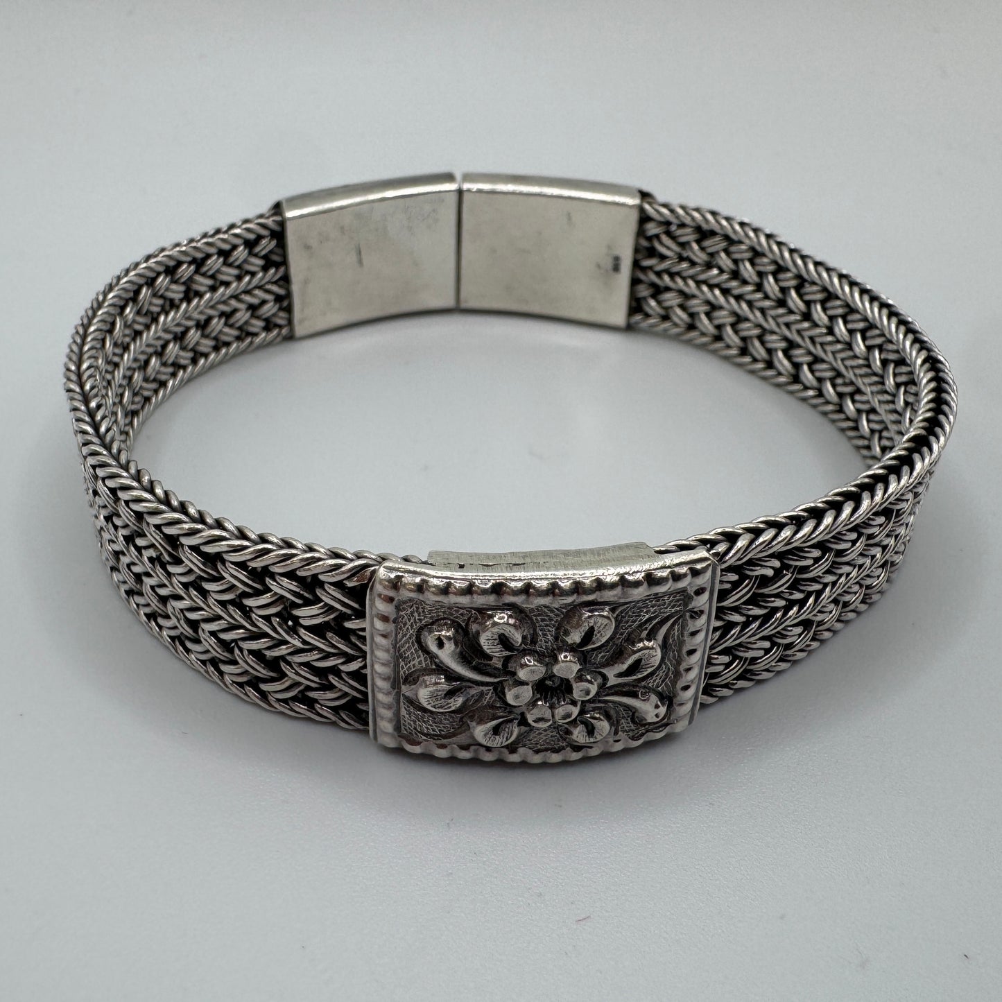 Bracelet ancien en argent ciselé