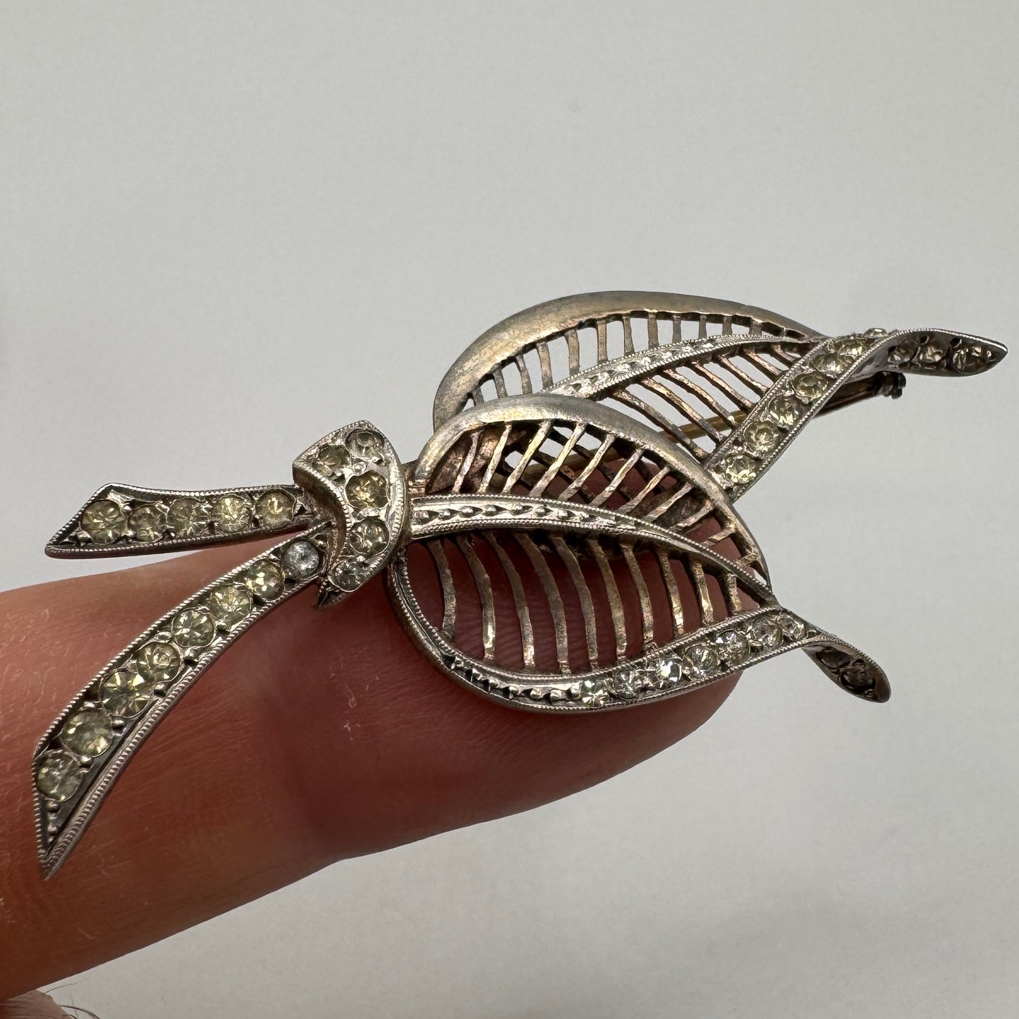 Broche ancienne « feuillage » - argent et brillants