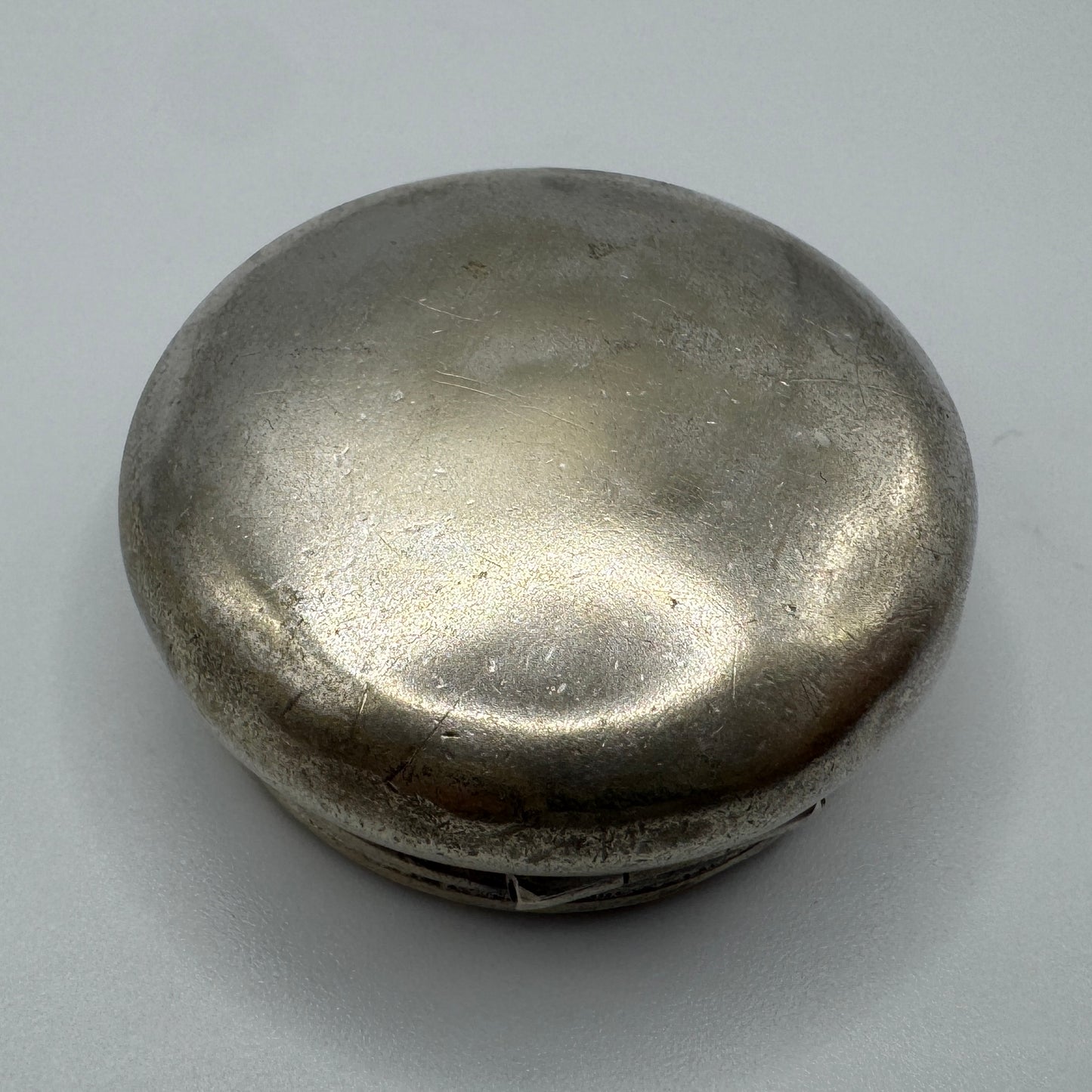 Petite boîte ancienne poudrier Art Nouveau